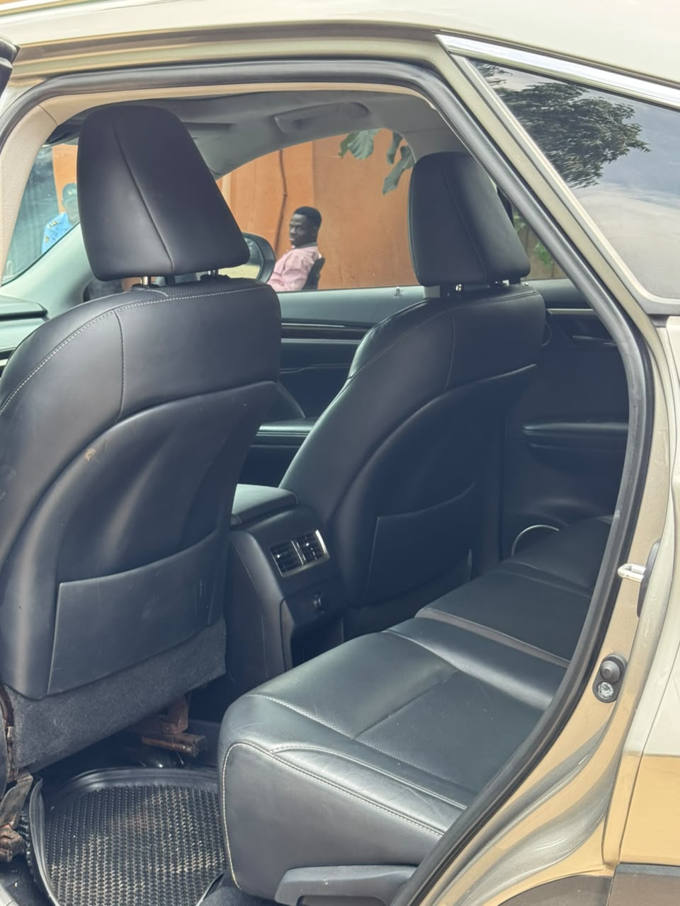 
								Distress sale Nigeria 🇳🇬 used Lexus rx350 2019 is available price 35 million car with me full									