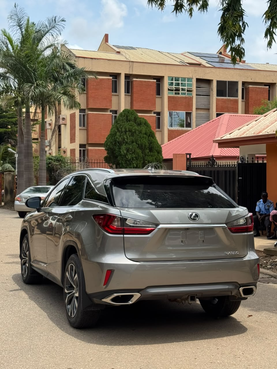 
								Distress sale Nigeria 🇳🇬 used Lexus rx350 2019 is available price 35 million car with me full									