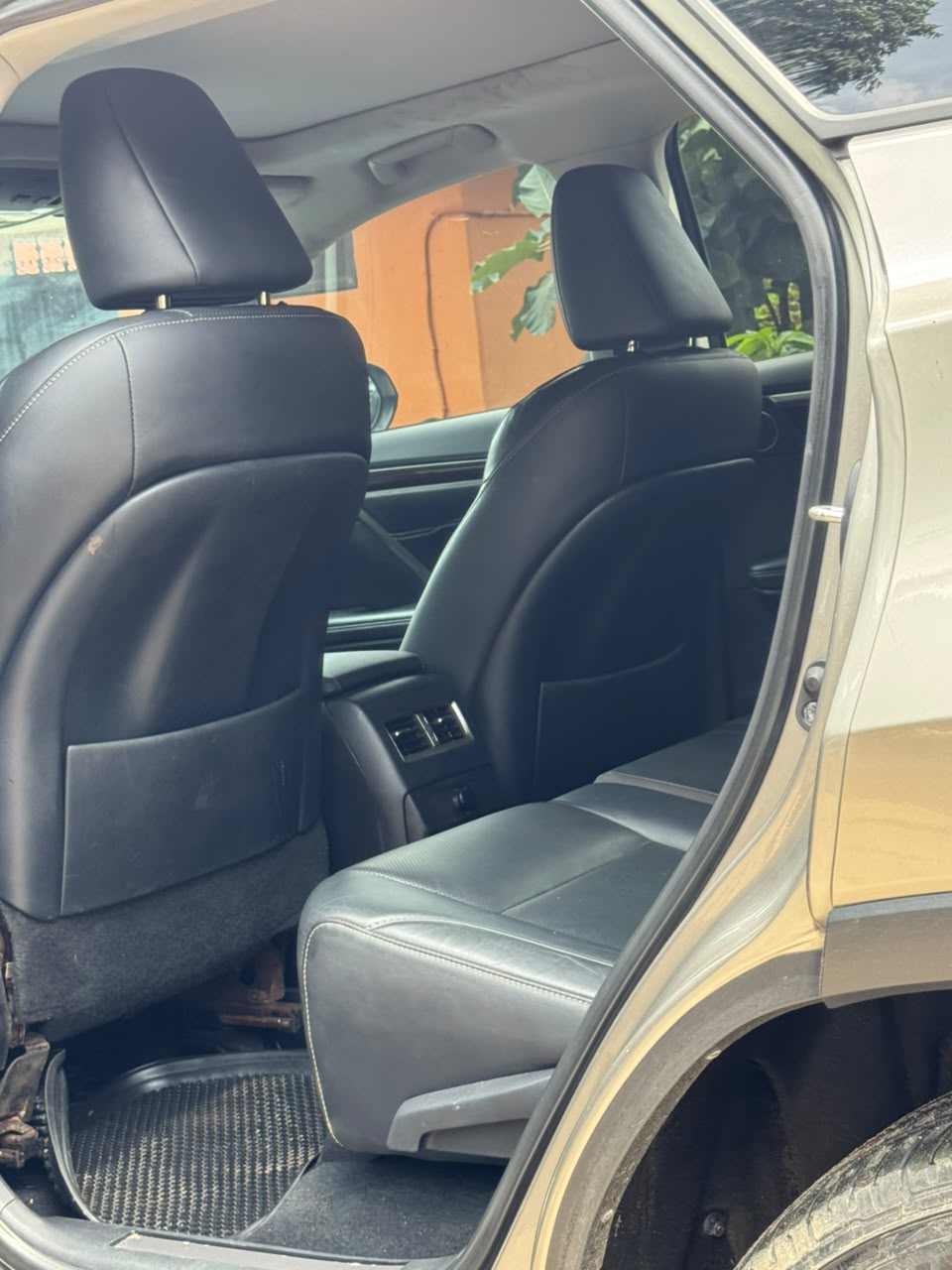 
								Distress sale Nigeria 🇳🇬 used Lexus rx350 2019 is available price 35 million car with me full									