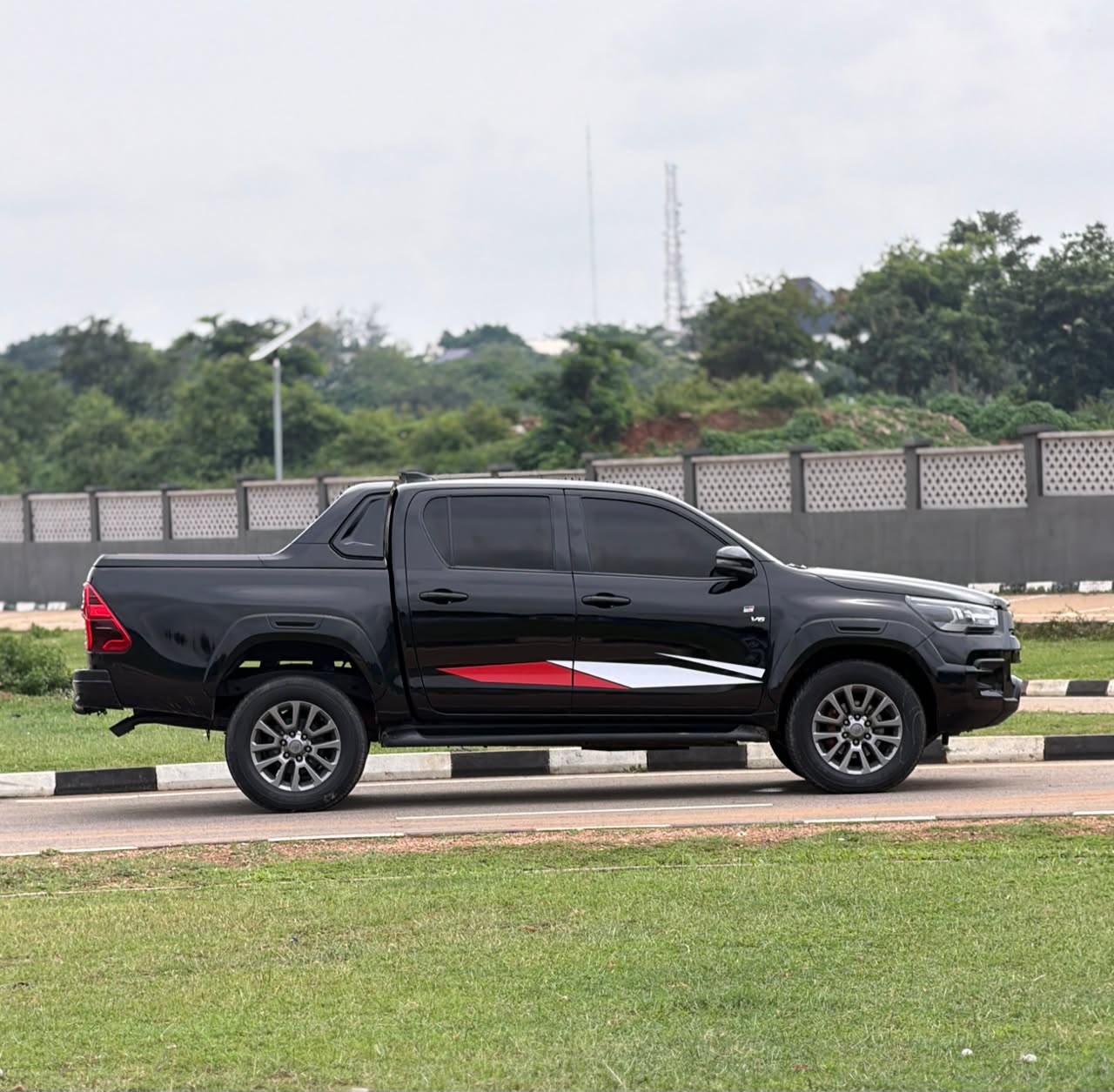 
								BULLETPROOF TOYOTA HILUX 2023 KITTED TO GR SPORT   ORIGINAL DUTY 📃  PRICE: 144M 💰  ABUJA DEAL📍  NATIONWIDE DELIVERY full									