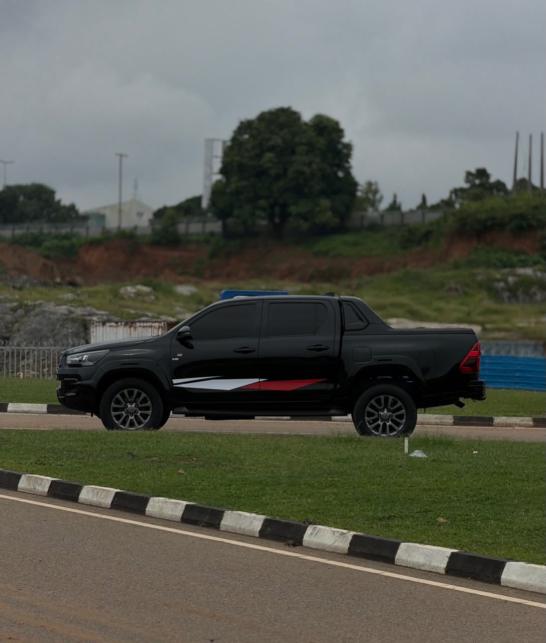 
								BULLETPROOF TOYOTA HILUX 2023 KITTED TO GR SPORT   ORIGINAL DUTY 📃  PRICE: 144M 💰  ABUJA DEAL📍  NATIONWIDE DELIVERY full									