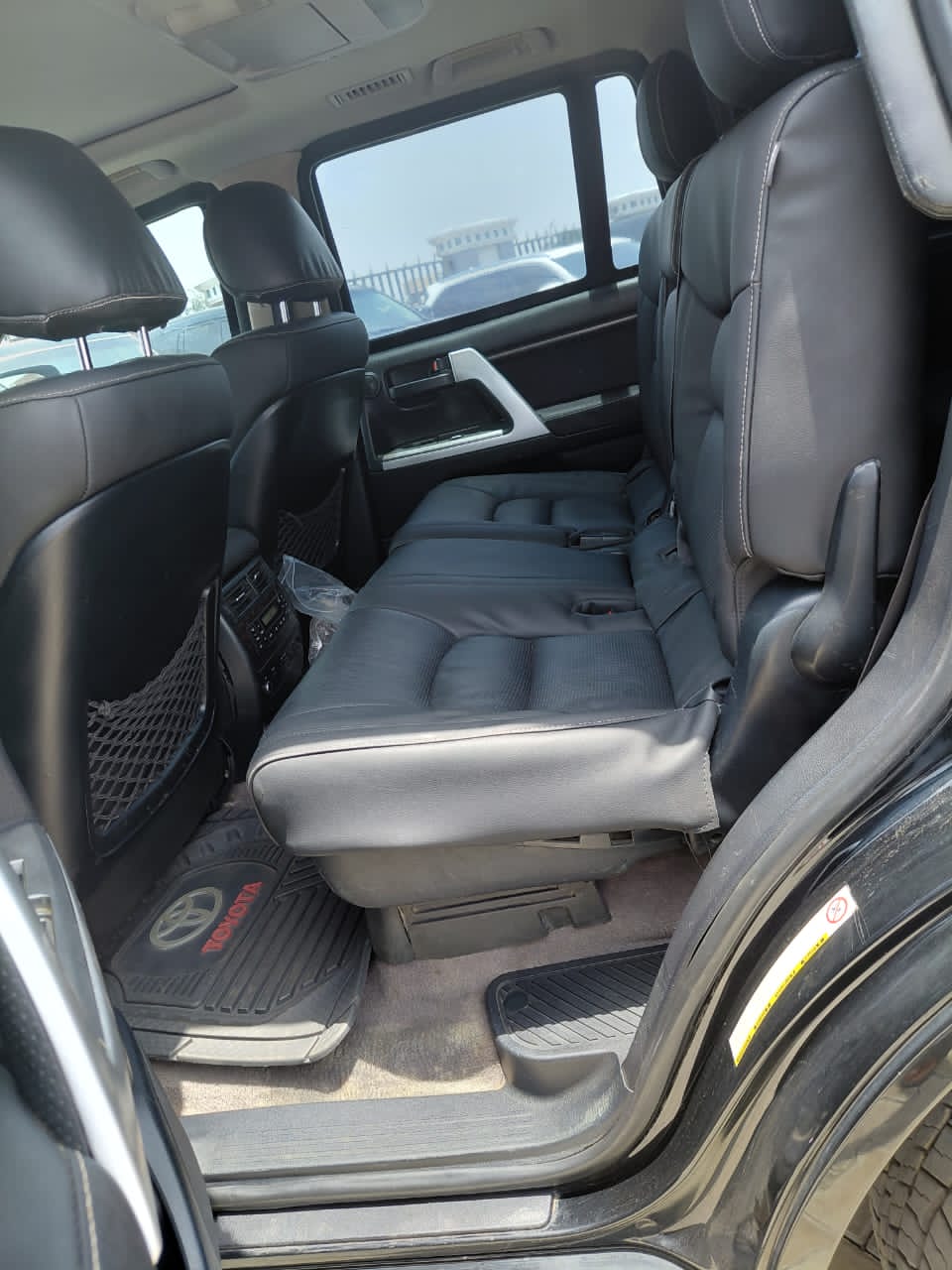
								2017 bulletproof land Cruiser v8 engine with duty and euc documents  📍Pkrice N84m  Abuja deal full									