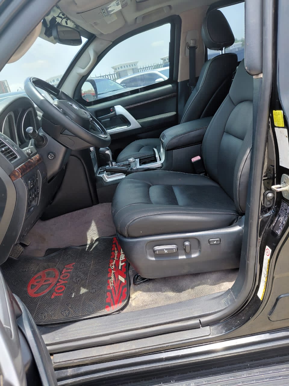 
								2017 bulletproof land Cruiser v8 engine with duty and euc documents  📍Pkrice N84m  Abuja deal full									