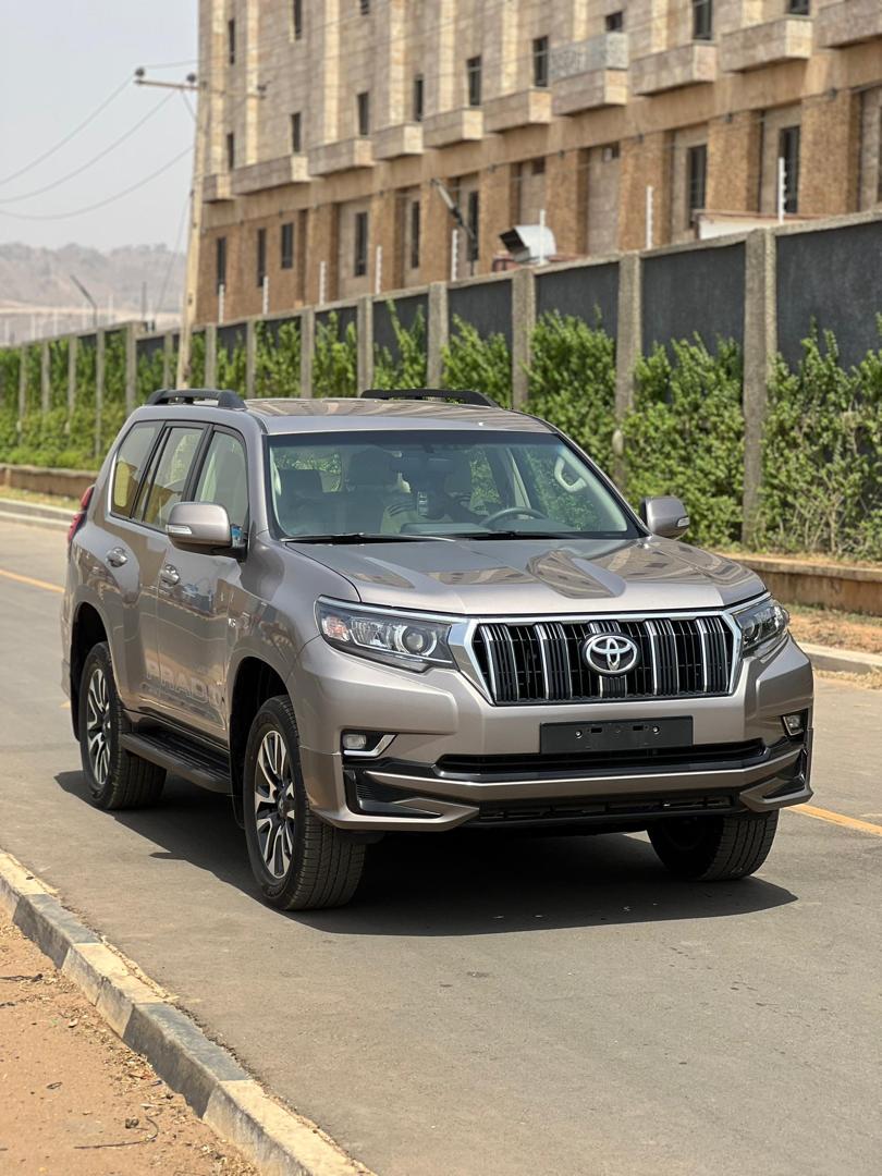 
								Brand new 2024 Land Cruiser Prado 4plugs with allocation papers 📍Pkrice 100m net  Buyer drops Abuja deal full									
