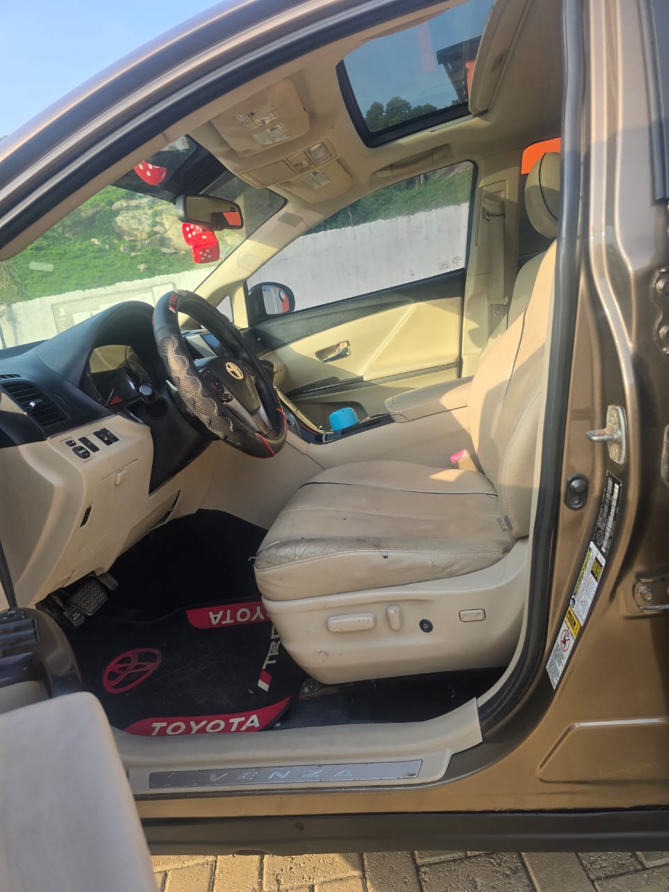 
								Belgium escape Toyota venza 2010 double panoramic roof keyless fullest option going for 11.5m abujadeal full									