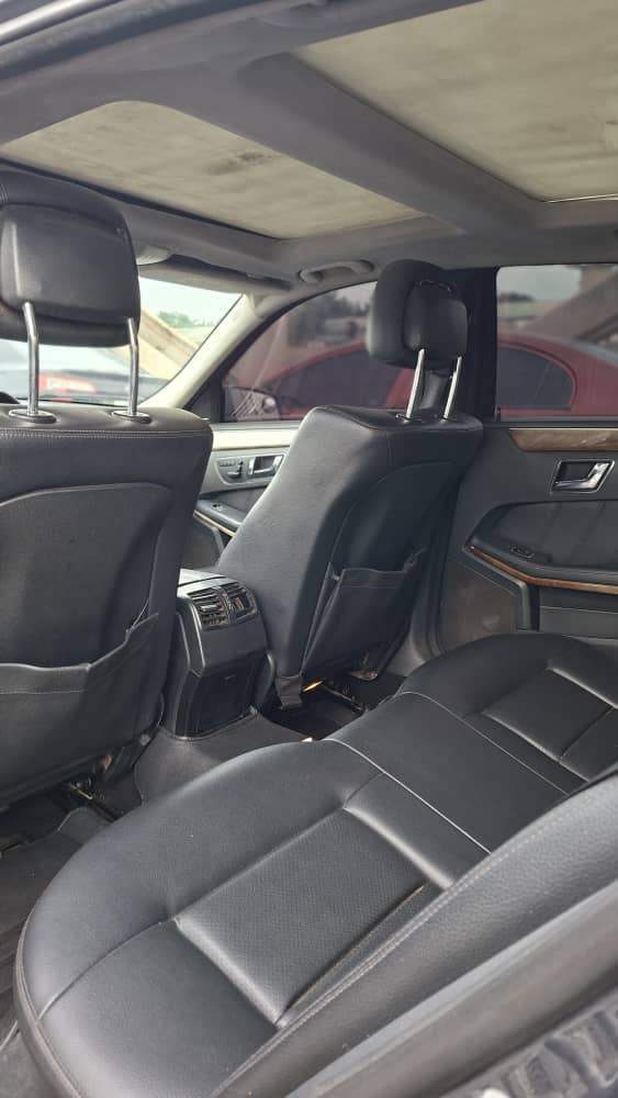 
								2011 E350 8.5m Double panoramic  Keyless entry  Power boot Everything blessed  Location full									