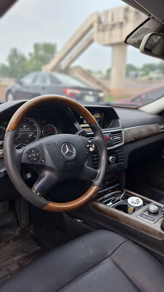 
								2011 E350 8.5m Double panoramic  Keyless entry  Power boot Everything blessed  Location full									