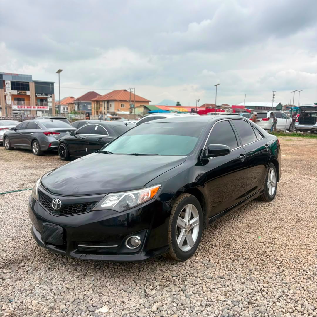 
								Neatly Used 2013 Toyota Camry SE | Abuja / Recent Duty . 2.5L 4-Cyl, 178hp, 6-Speed Auto, SE Sport package, AC Cold, 6.1″ Display, Bluetooth, Backup cam, 17″ Alloys, Cruise.  Price: 10.5m Clean, sporty and reliable midsize sedan. full									