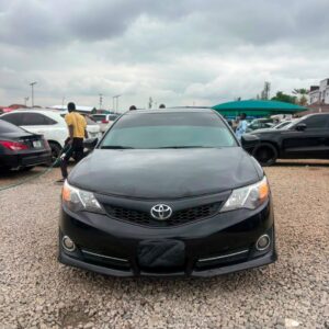 Neatly Used 2013 Toyota Camry SE | Abuja / Recent Duty . 2.5L 4-Cyl, 178hp, 6-Speed Auto, SE Sport package, AC Cold, 6.1″ Display, Bluetooth, Backup cam, 17″ Alloys, Cruise.  Price: 10.5m Clean, sporty and reliable midsize sedan.