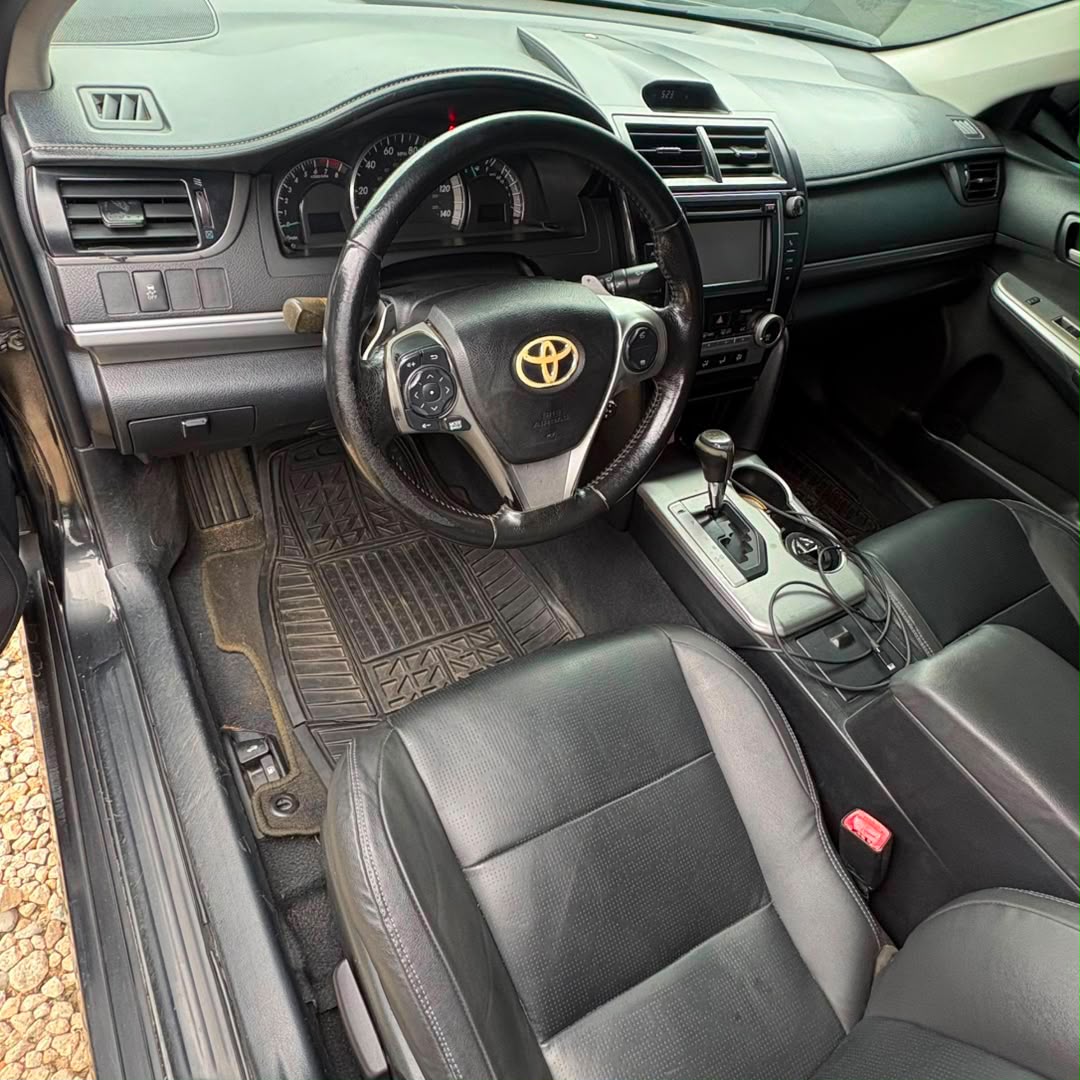 
								Neatly Used 2013 Toyota Camry SE | Abuja / Recent Duty . 2.5L 4-Cyl, 178hp, 6-Speed Auto, SE Sport package, AC Cold, 6.1″ Display, Bluetooth, Backup cam, 17″ Alloys, Cruise.  Price: 10.5m Clean, sporty and reliable midsize sedan. full									