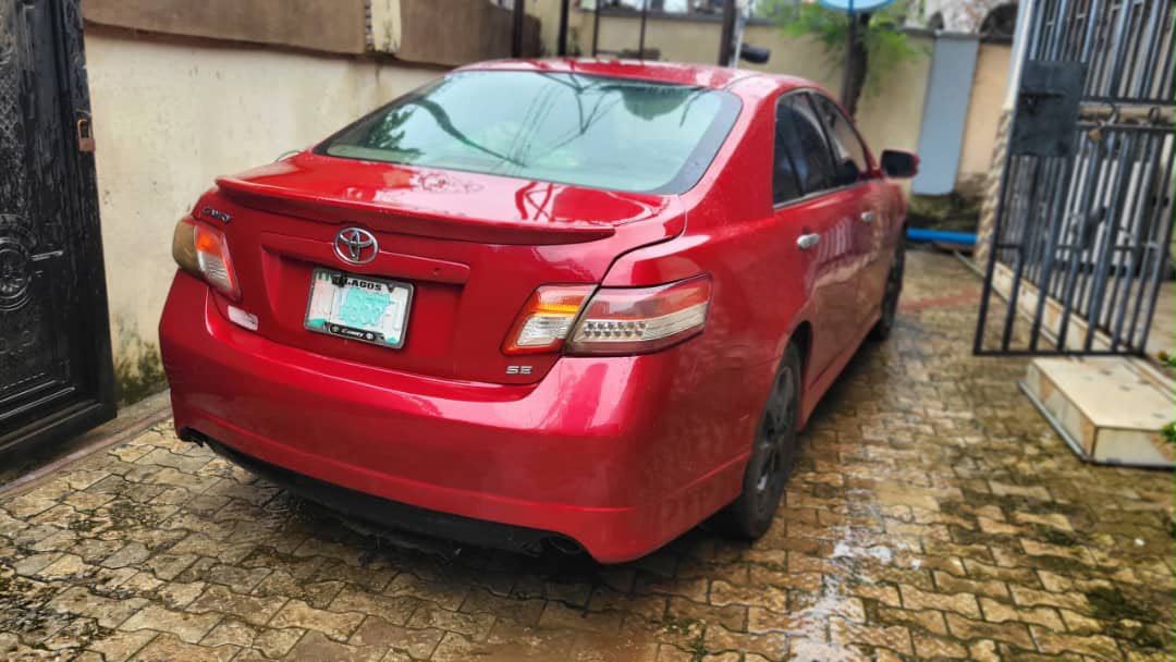 
								Clean used Toyota camry V6 untemperd enjine and gear with chilling AC for  5.5m  Abuja full									