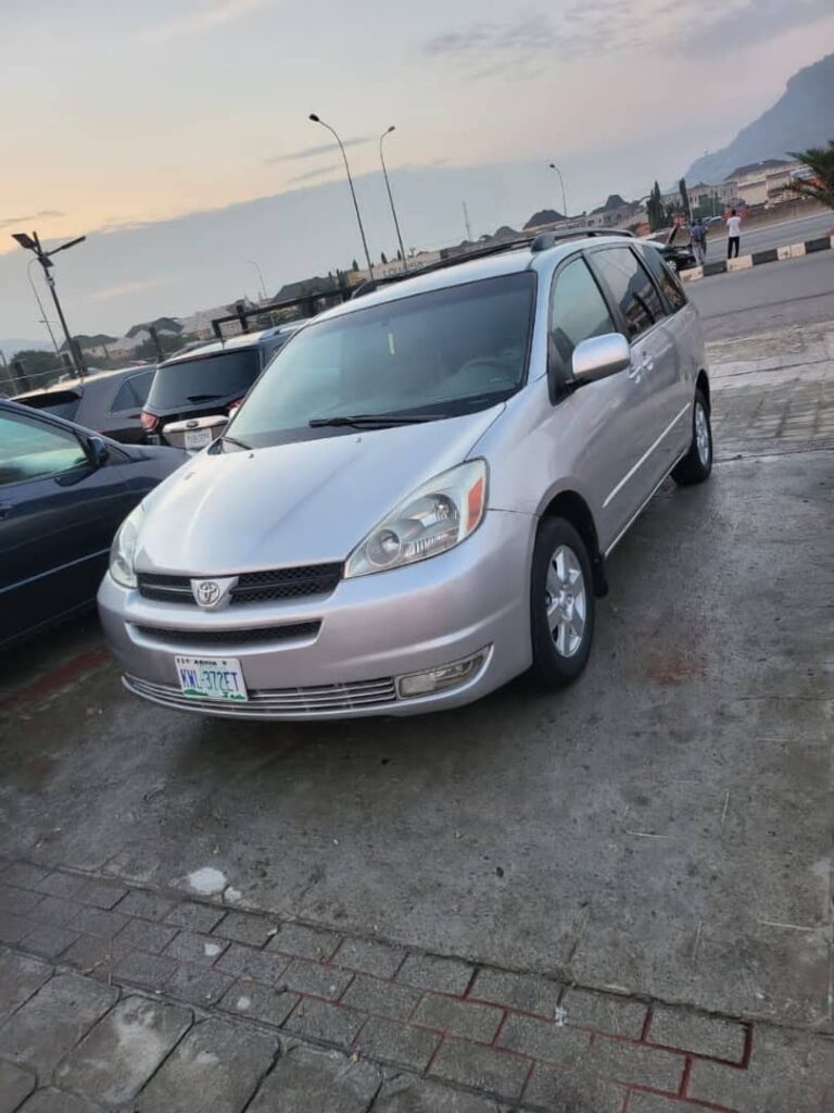 Super clean, Belgium standard 2005 Toyota Sienna with everything factory fitted including ac @5.5m Abuja