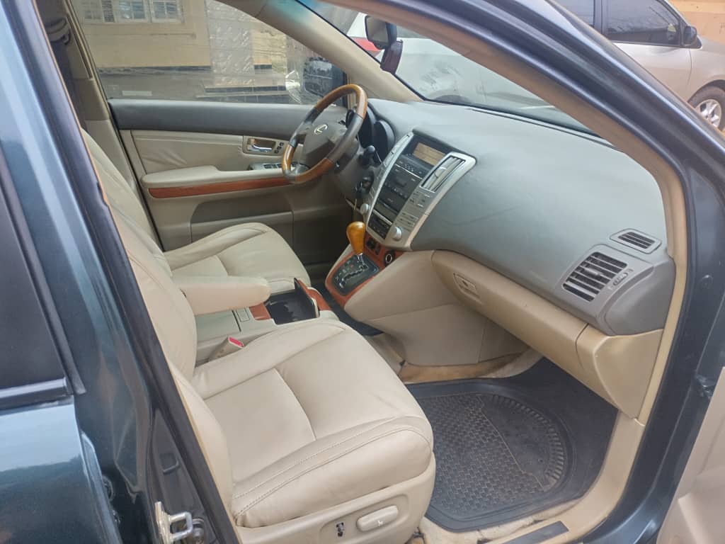 
								EXTREMELY  SUPER CLEAN  2007 LEXUS RX-350  With Sound Untampered engine,  everything Stew  Location:  Abuja    Price  ₦ 7.5 million. full									