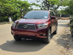 I love this Deal: Extremely clean foreign used 2010 Toyota Highlander Limited Edition with Original July 2026 Duty, Keyless Sunroof going for just 16.5m only