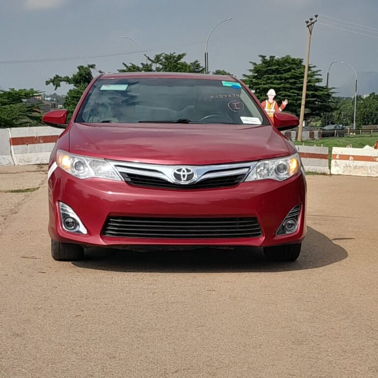 FOREIGN USED 2013 TOYOTA CAMRY XLE V4 THUMB START BACK AC VENT WITH ORIGINAL CUSTOM DUTY GOING FOR 14M ABUJA DEAL