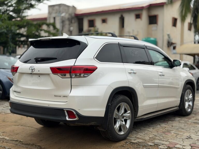 QUICK SALE!! 🚨  Foreign Used 2015 Toyota Highlander Full option • Everything working perfectly • Buy & Drive  💰 ₦29 Million 📍 Abuja