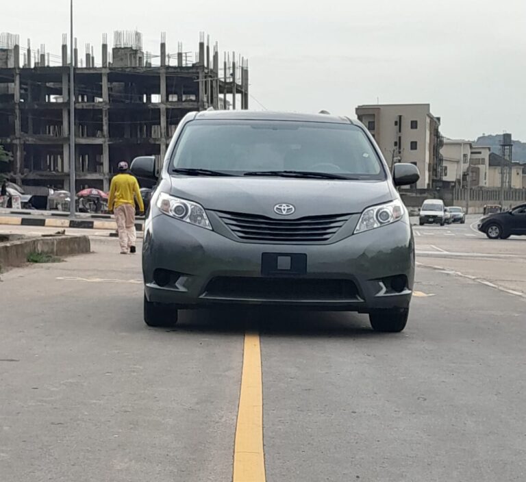 FOREIGN USED 2011 TOYOTA SIENNA LE NOTHING TO FIX WITH ORIGINAL CUSTOM DUTY FULLY PAID UNTAMPERED SYSTEM GOING FOR 14.5M ABUJA DEAL