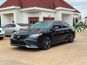 FOREIGN USED 2018 TOYOTA CAMRY SE (SPECIAL EDITION) WITH ORIGINAL DUTY, KEYLESS, WIRELESS CHARGER, PARK ASSIST, LEATHER/FABRIC SEATS, REAR VIEW CAMERA, STEERING CONTROLS/PADDLE SHIFTERS, LED HEADLAMPS AND MORE GOING FOR JUST 23M ONLY.