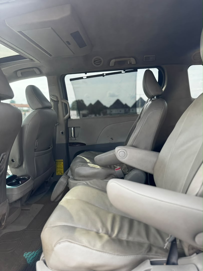 
								Giveaway Deal‼️‼️‼️ Carefully Used V6 2012/13 Toyota Sienna XLE (Reverse Cam, Sunroof & Back Ac Vent) car is in pristine condition Ac chilling with duty going for just 9.2m Last add sambo with me Lugbe Abuja📍 ZERO CHAIN DEAL full									