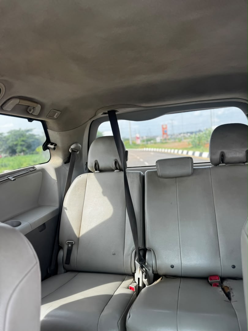 
								Giveaway Deal‼️‼️‼️ Carefully Used V6 2012/13 Toyota Sienna XLE (Reverse Cam, Sunroof & Back Ac Vent) car is in pristine condition Ac chilling with duty going for just 9.2m Last add sambo with me Lugbe Abuja📍 ZERO CHAIN DEAL full									
