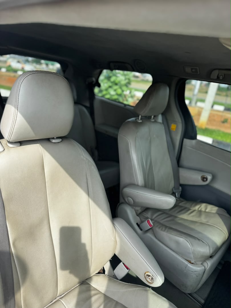 
								Giveaway Deal‼️‼️‼️ Carefully Used V6 2012/13 Toyota Sienna XLE (Reverse Cam, Sunroof & Back Ac Vent) car is in pristine condition Ac chilling with duty going for just 9.2m Last add sambo with me Lugbe Abuja📍 ZERO CHAIN DEAL full									