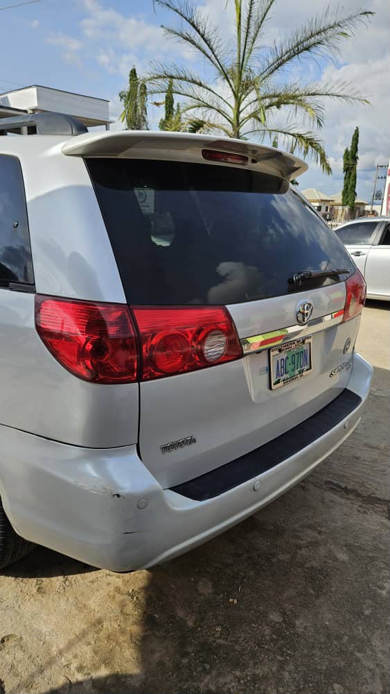 
								Toyota sienna 2008 model first body 😍 engine and gear untampered 💯AC WORKING@ owner need money 💰 just 4.7m settle 100k location dei dei Abuja full									