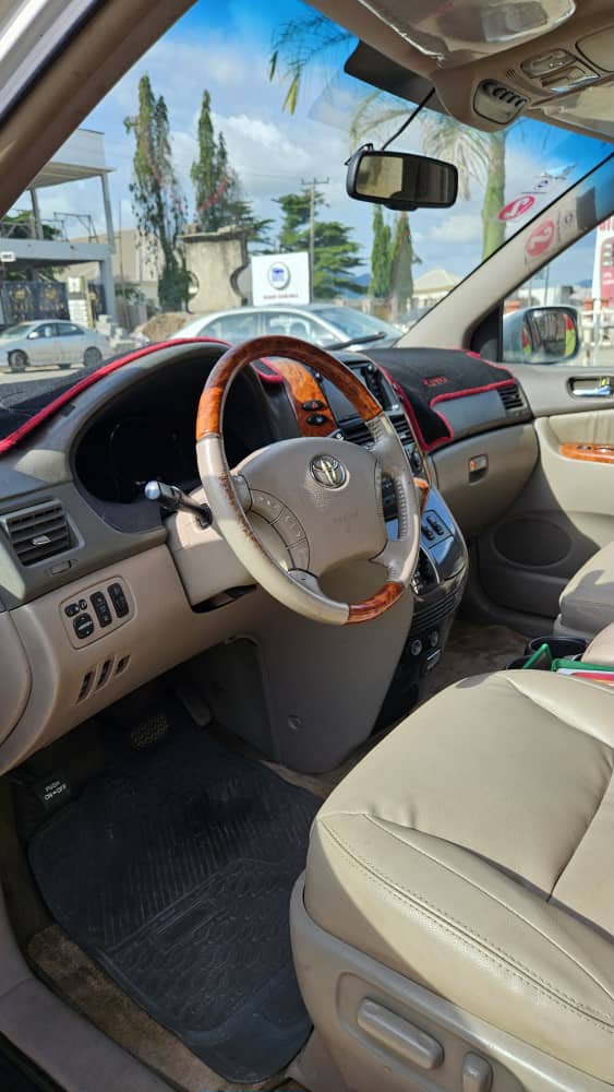 
								Toyota sienna 2008 model first body 😍 engine and gear untampered 💯AC WORKING@ owner need money 💰 just 4.7m settle 100k location dei dei Abuja full									