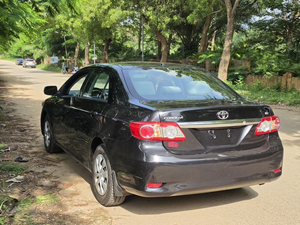 
								New in: Extremely clean foreign used Toyota corolla LE 2012 on belt. Accident Free, with sunroof  going for just 12m with no single 9ja paint full									