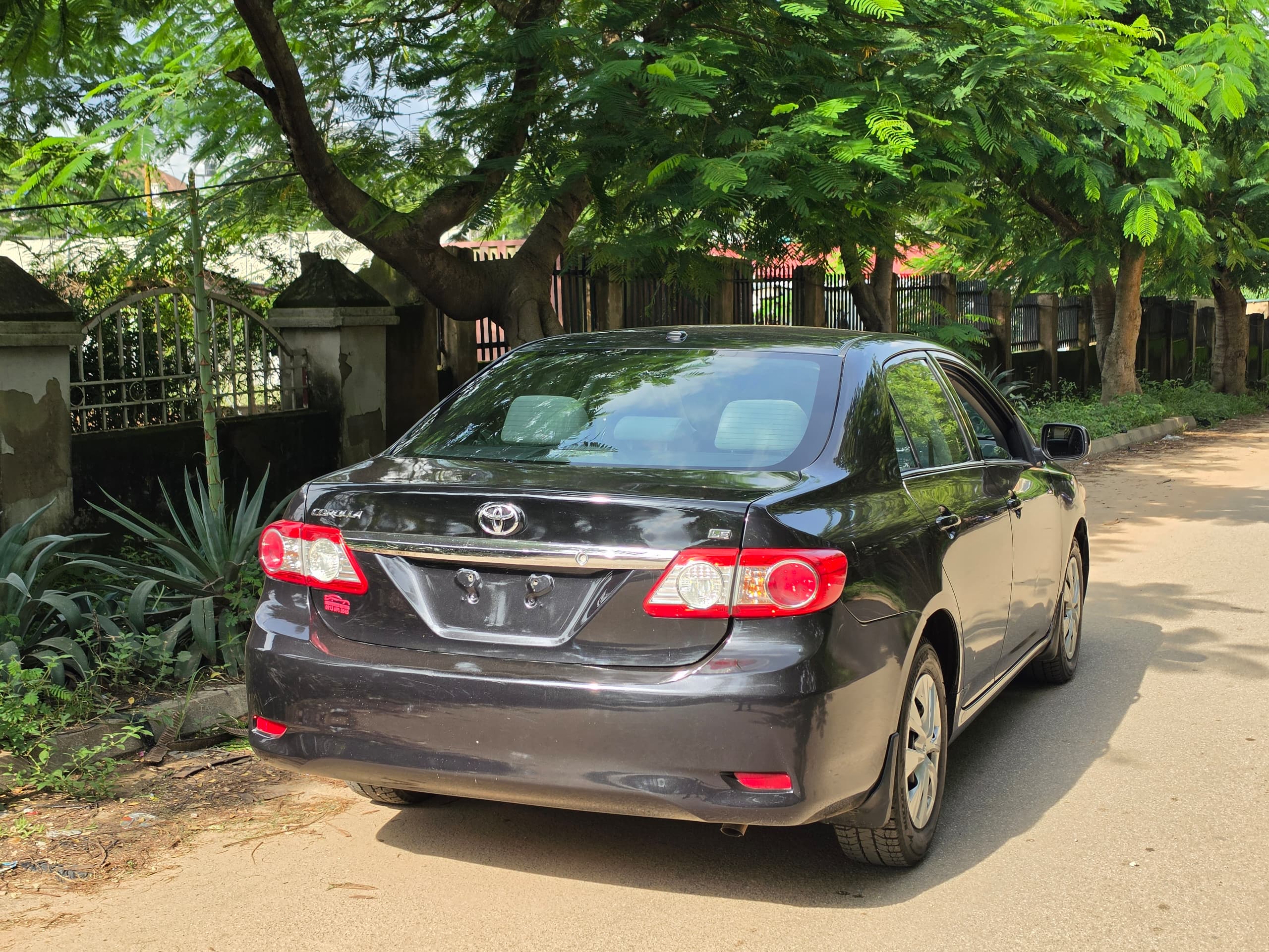 
								New in: Extremely clean foreign used Toyota corolla LE 2012 on belt. Accident Free, with sunroof  going for just 12m with no single 9ja paint full									