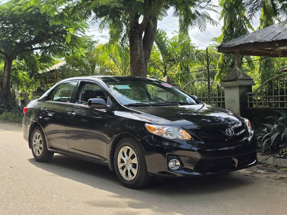 
								New in: Extremely clean foreign used Toyota corolla LE 2012 on belt. Accident Free, with sunroof  going for just 12m with no single 9ja paint full									