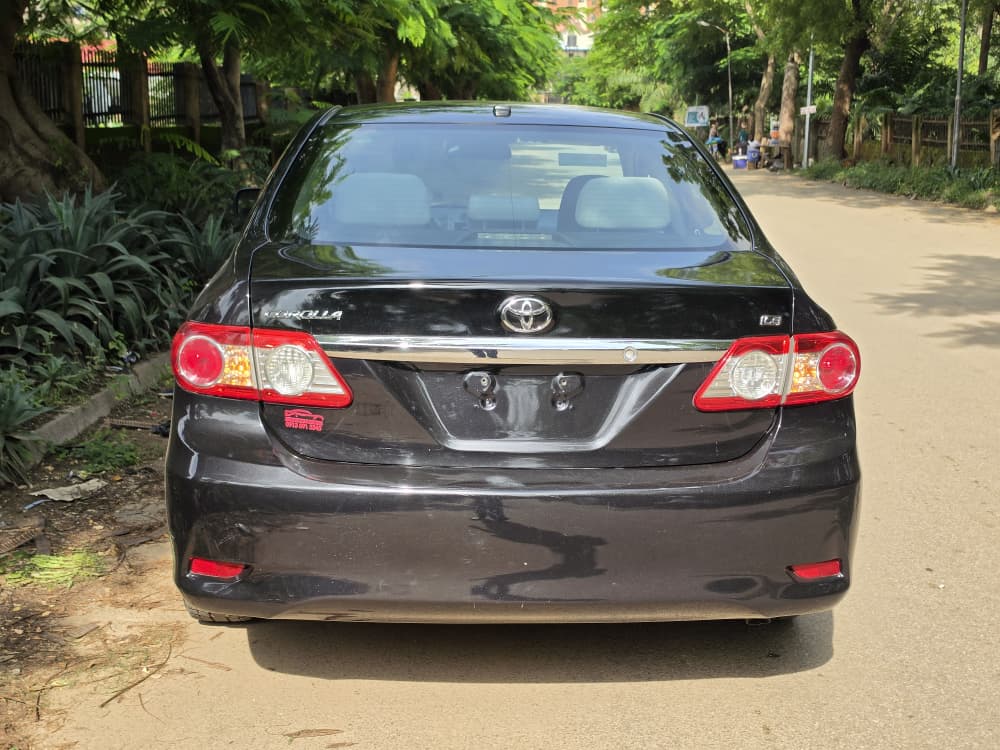 
								New in: Extremely clean foreign used Toyota corolla LE 2012 on belt. Accident Free, with sunroof  going for just 12m with no single 9ja paint full									