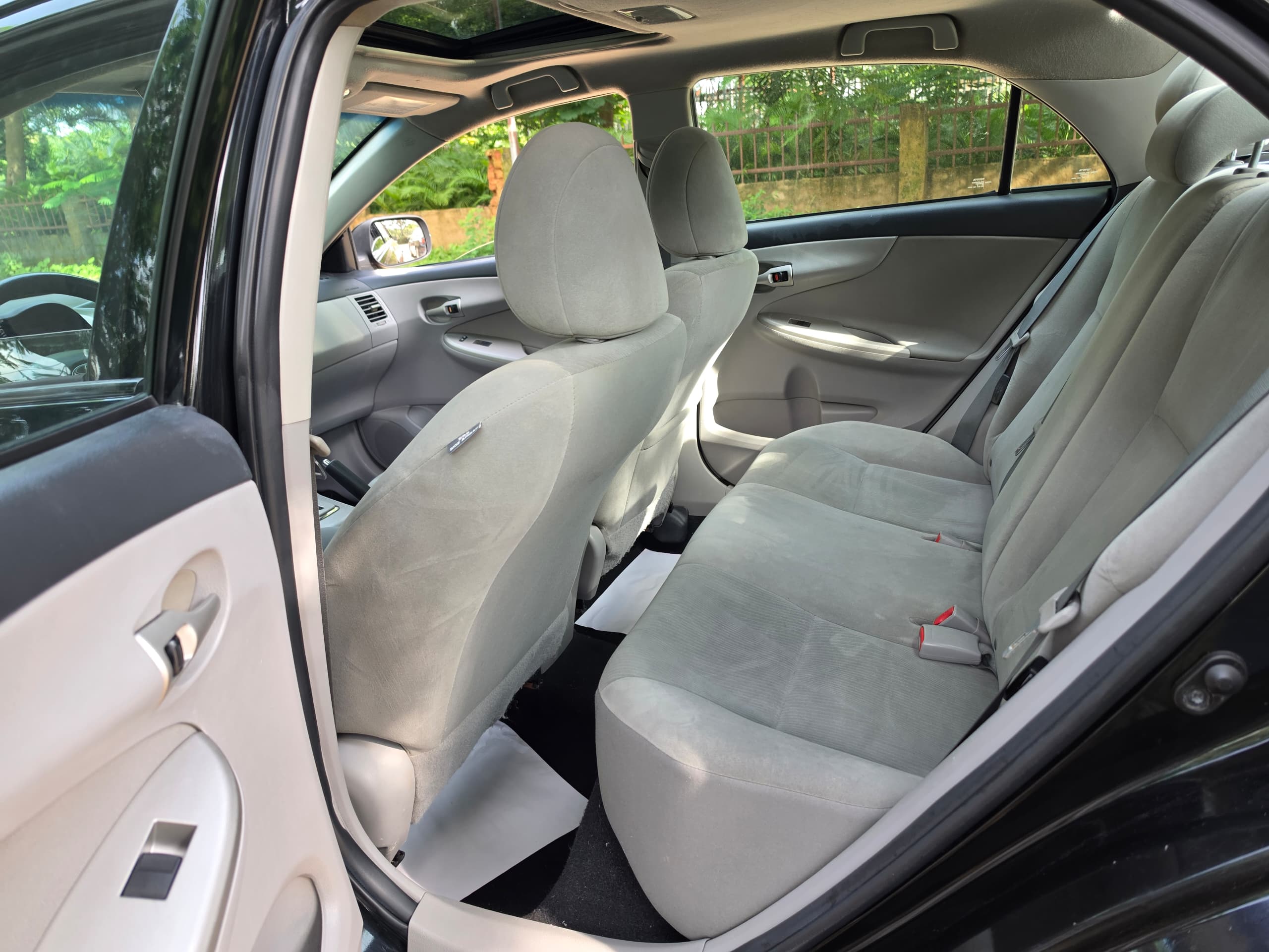 
								New in: Extremely clean foreign used Toyota corolla LE 2012 on belt. Accident Free, with sunroof  going for just 12m with no single 9ja paint full									