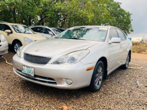Neatly used Lexus es300. With untempered engine and gear chilling AC buy and drive  Abuja 4.8m