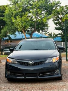 DISTRESS DEAL‼️  NEATLY USED TOYOTA CAMRY SE 2013 MODEL WITH  UNTEMPERED V6 ENGINE AND GEAR, CHILLING AC, SUNROOF, KEYLESS ENTRY, ORIGINAL DOCUMENT  💰8.7m net. Abuja