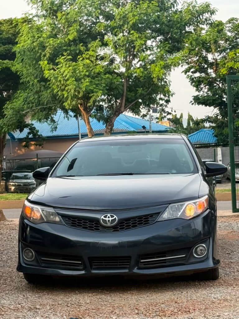 DISTRESS DEAL‼️  NEATLY USED TOYOTA CAMRY SE 2013 MODEL WITH  UNTEMPERED V6 ENGINE AND GEAR, CHILLING AC, SUNROOF, KEYLESS ENTRY, ORIGINAL DOCUMENT  💰8.7m net. Abuja