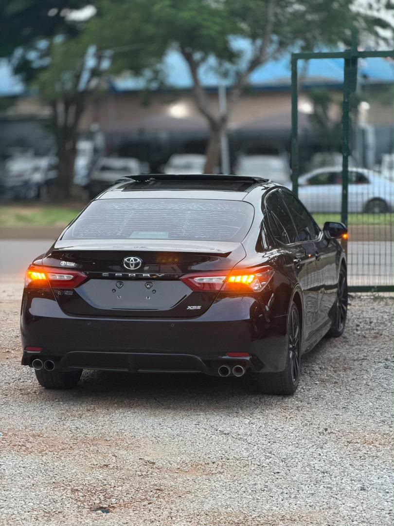 
								New entry 2018 direct Belgium 2018 Toyota Camry XSE with keyless, double panoramic roof , v4 engine , red interior and with duty 25m only location is ABUJA. full									