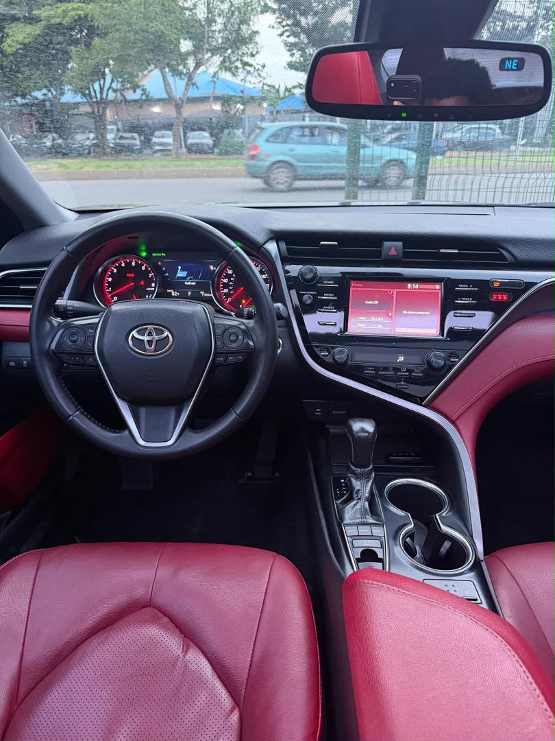 
								New entry 2018 direct Belgium 2018 Toyota Camry XSE with keyless, double panoramic roof , v4 engine , red interior and with duty 25m only location is ABUJA. full									