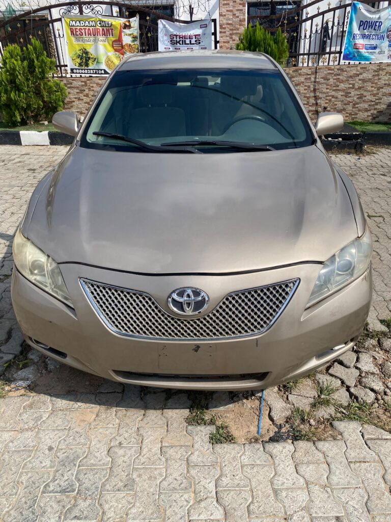 Distress Toyota Camry (muscle) with sound engine and gear Ac chilling. Price~ 5.2M settlement~ 150k Location~ Kubwa,Abuja. Car with me