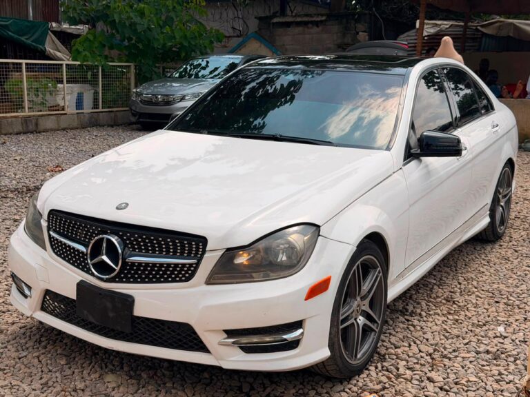 Dealers deal Neatly use 2013 Mercedes Benz C300 black engine and keyless for only 6.7m. Ac need attention.