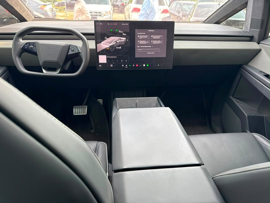 
								FOREIGN USED 🇺🇸 2025 TESLA CYBERBEAST WITH ARMOR GLASS WINDOWS 20 INCHES WHEELS LARGE 18.5 INCHES TOUCHSCREEN 0-100 KM IN 2.7 SECONDS APPROXIMATELY 600 HORSEPOWER AND VERIFIED DUTY VALID FOR 295 MILLION NAIRA ONLY full									