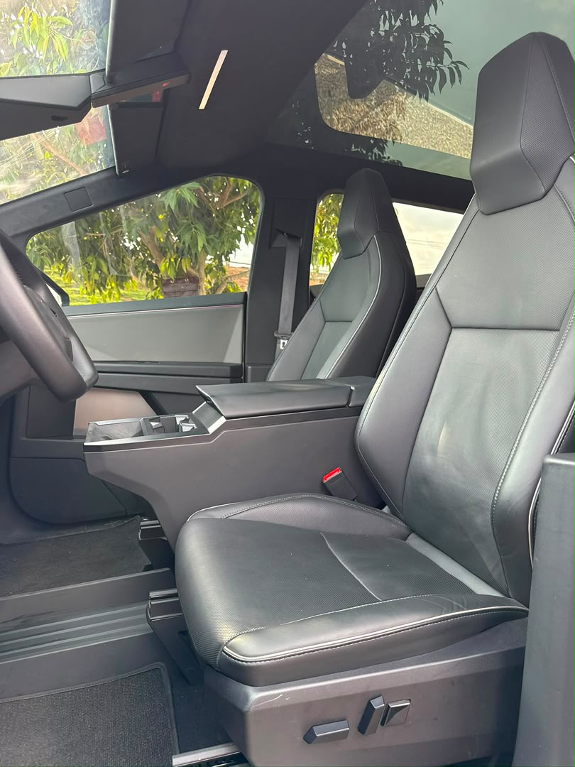 
								FOREIGN USED 🇺🇸 2025 TESLA CYBERBEAST WITH ARMOR GLASS WINDOWS 20 INCHES WHEELS LARGE 18.5 INCHES TOUCHSCREEN 0-100 KM IN 2.7 SECONDS APPROXIMATELY 600 HORSEPOWER AND VERIFIED DUTY VALID FOR 295 MILLION NAIRA ONLY full									
