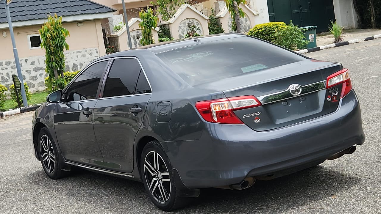 
								Belgium standard 2013 camry XLE V6, keyless entry, sunroof and back AC vent available with me @10m*abujadeal full									