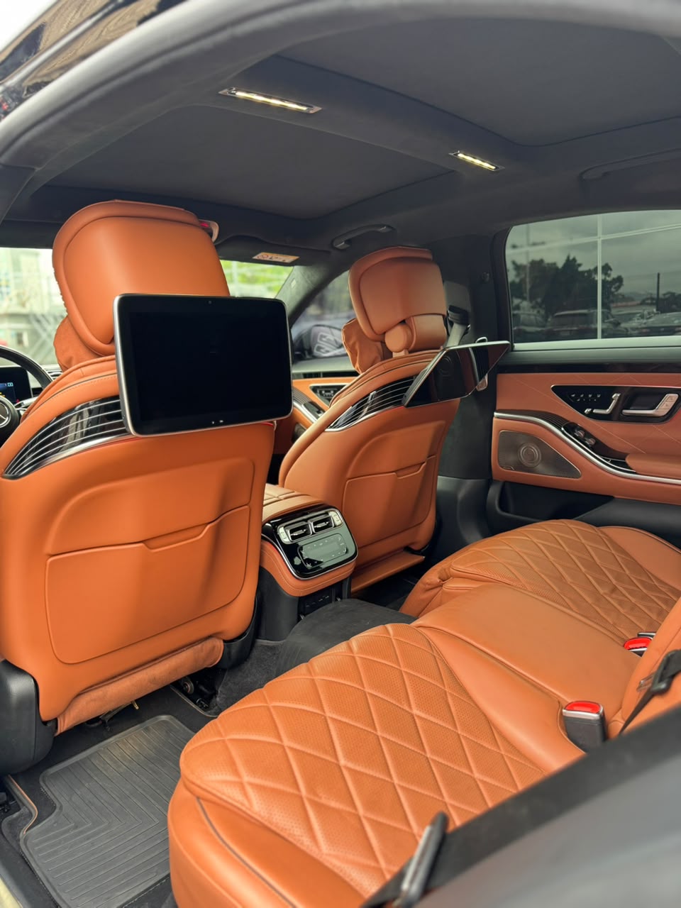 
								Bought brand new Slightly used Mercedes Benz S 500  With original duty  Clean interior  Going for 160m  Abuja full									