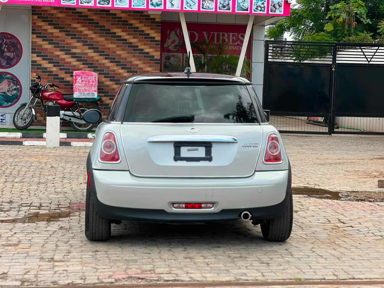 
								Foreign used Mini Cooper 2011 automatic transmission fr just 8.5m ABUJA Frid full									