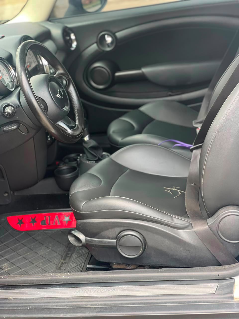 
								Foreign used Mini Cooper 2011 automatic transmission fr just 8.5m ABUJA Frid full									
