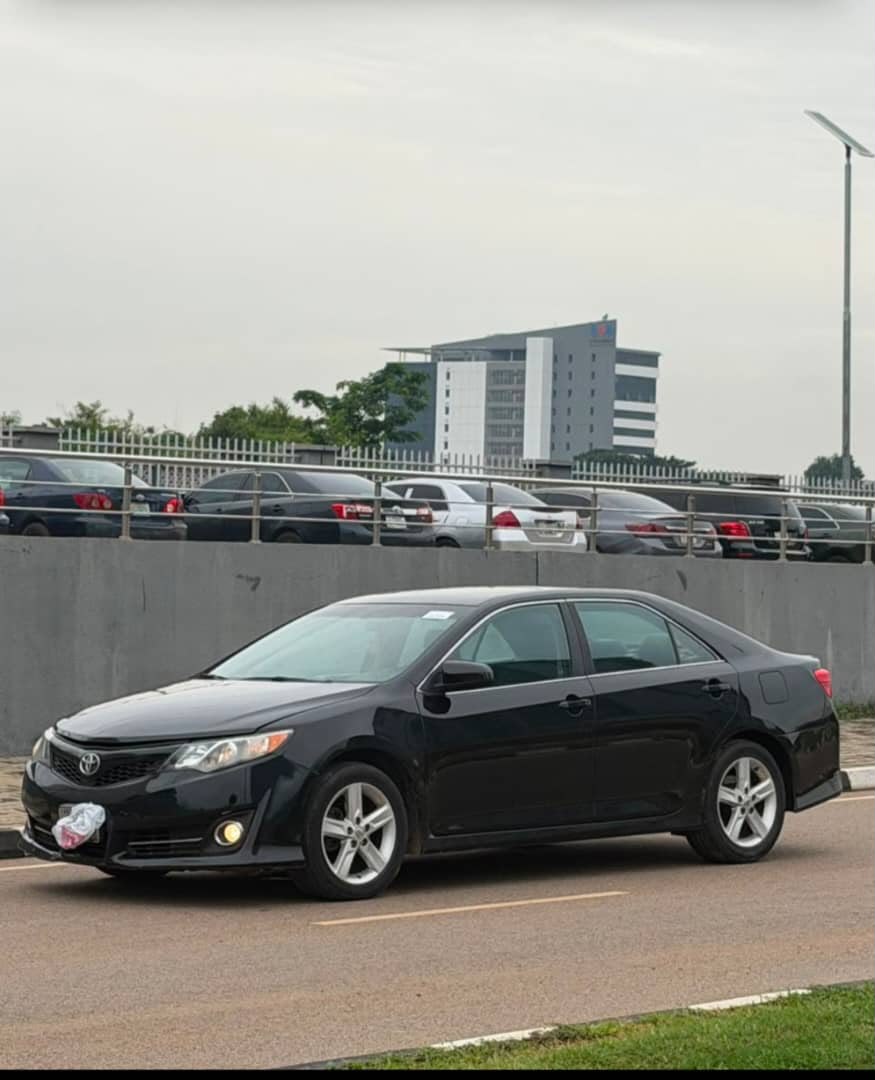 
								NEATLY USED TOYOTA CAMRY SE 2013 KEYLESS[2] Alcantara seat MOONROOF 4cylinder 10,500,000 full									