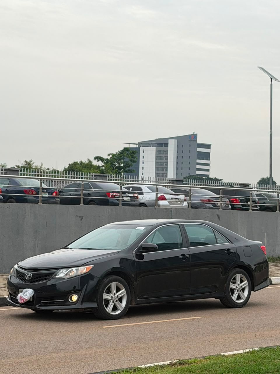 
								NEATLY USED TOYOTA CAMRY SE 2013 KEYLESS[2] Alcantara seat MOONROOF 4cylinder 10,500,000 full									