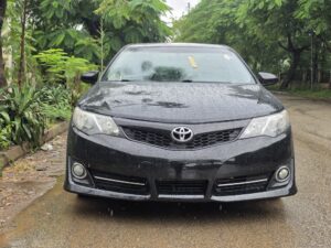 QUICKEST SWEET DEAL:  EXTREMELY SHARP HIGEHST GRADE FOREIGN USED 2013 ON BELT TOYOTA CAMRY SE WITH SUNROOF, BLACK EXTERIOR ON BLACK INTERIOR, NO SINGLE 9JA PAINT WITH UNTAMPARED ENGINE ND GEAR.GOING FOR JUST 13.8M.