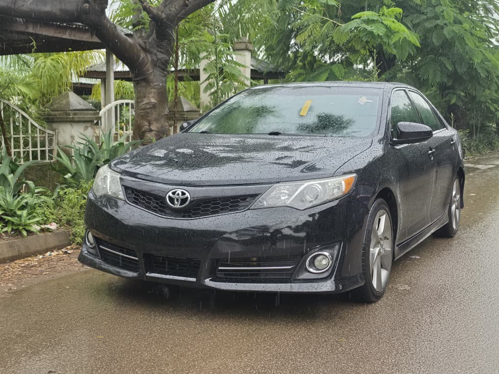 
								QUICKEST SWEET DEAL:  EXTREMELY SHARP HIGEHST GRADE FOREIGN USED 2013 ON BELT TOYOTA CAMRY SE WITH SUNROOF, BLACK EXTERIOR ON BLACK INTERIOR, NO SINGLE 9JA PAINT WITH UNTAMPARED ENGINE ND GEAR.GOING FOR JUST 13.8M. full									