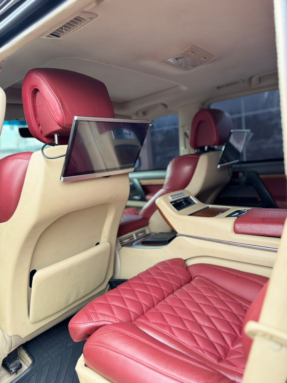 
								Distress 🔥🔥🔥🔥Foreign used 2019 Land Cruiser  Bulletproof   VIP Seat  Bulletproof  Original papers  Going for 140m  Abuja full									